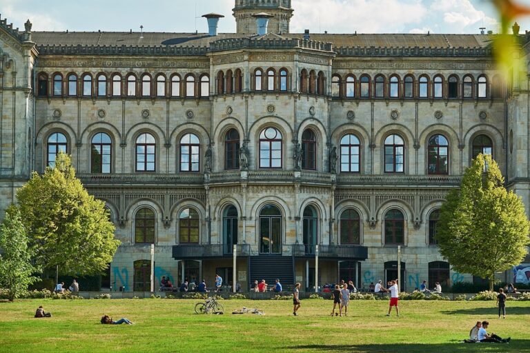 Menelusuri Keunggulan Universitas Indonesia dalam Pendidikan dan Penelitian