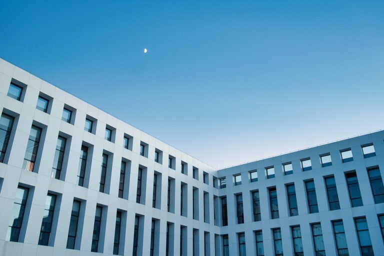 Universitas Pertahanan merupakan salah satu perguruan tinggi yang memiliki peran penting dalam mencetak generasi pemimpin militer yang unggul di Indonesia. Dalam artikel ini, akan dibahas mengenai sejarah berdirinya universitas pertahanan, program-program studi yang ditawarkan, serta peran universitas pertahanan dalam mendukung pembangunan pertahanan negara.