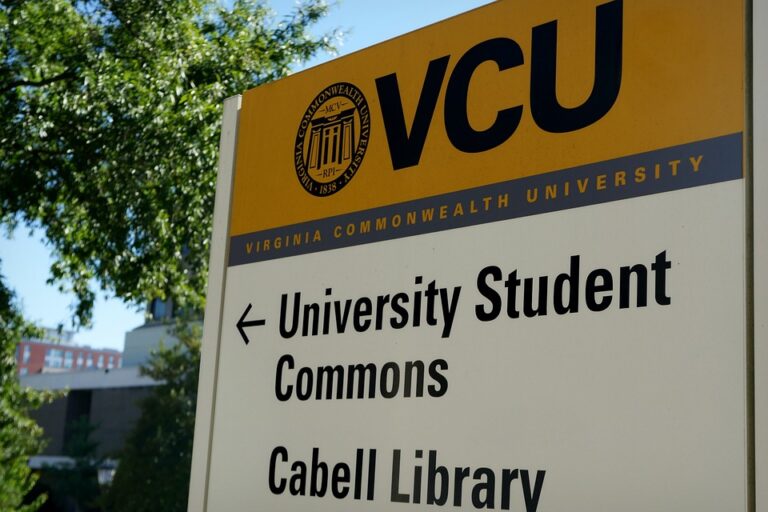 Calon mahasiswa Unhan harus mengikuti ujian seleksi masuk yang meliputi tes potensi akademik, tes kesehatan, tes kesamaptaan jasmani, dan wawancara. Hasil dari ujian seleksi ini akan menjadi pertimbangan dalam penerimaan mahasiswa Unhan.